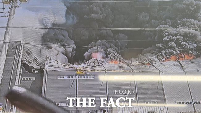 13일 오전 이천시 부발읍 대형 물류센터에서 불이나 소방당국이 대응 2단계를 발령하고 진화 중이다./경기도소방재난본부