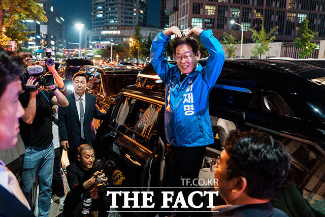 이재명 더불어민주당 대선후보가 13일 오후 울산 롯데백화점 광장에서 열린 집중유세를 마치고 지지자를 향해 머리위로 하트를 만들어 보이고 있다. /울산=배정한 기자