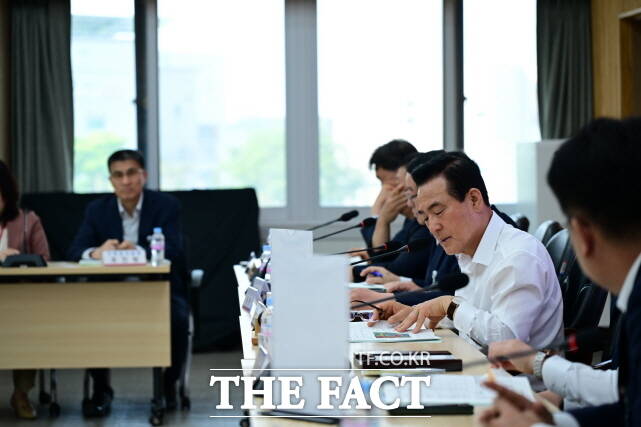 백성현 논산시장이 12일 시청 회의실에서 5월 확대간부회의 및 엑스포발굴보고회를 갖고 실질적인 전략과 과제를 논의하고 있다. /논산시