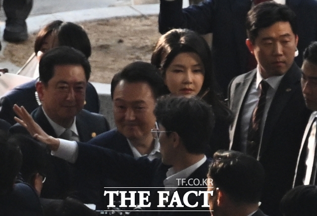 내란 우두머리 혐의를 받아 파면된 윤석열 전 대통령과 김건희 여사가 11일 서울 서초구 아크로비스타 사저로 복귀하고 있다. /박헌우 기자