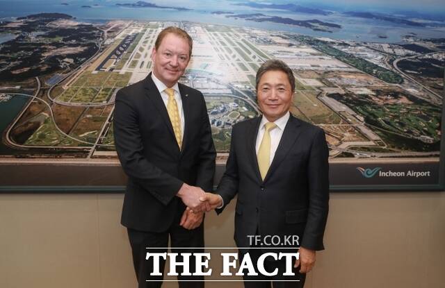 13일 인천국제공항공사 회의실에서 진행된 ‘항공 정비산업 분야 협력강화 추진을 위한 환담회’에서 이학재 인천국제공항공사 사장(오른쪽)과 아틀라스에어월드와이드 클라우스 괴르슈 총괄운영책임자가 기념촬영을 하고 있다./인천공항공사