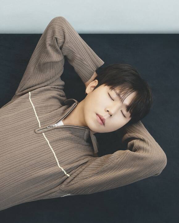 정승환의 새 신보 '봄에'는 타이틀곡 '하루만 더'와 수록곡 '벚꽃이 내리는 봄길 위에서 우리 다시 만나요'까지 총 2곡이 수록됐다. /안테나