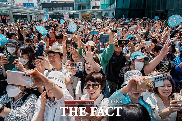 이재명 더불어민주당 대선후보의 유세가 열린 13일 오전 경북 구미역 앞에서 지지자들이 이 후보를 향해 환호하고 있다.