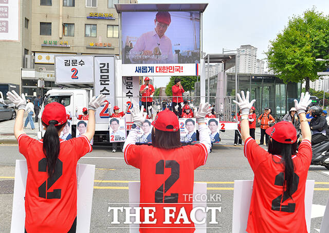 제21대 대통령 공식 선거운동 둘째 날인 13일 오후 서울 서초구 고속버스터미널 앞에서 김문수 국민의힘 대선 후보 선거 운동원들이 지지를 호소하고 있다. /장윤석 기자