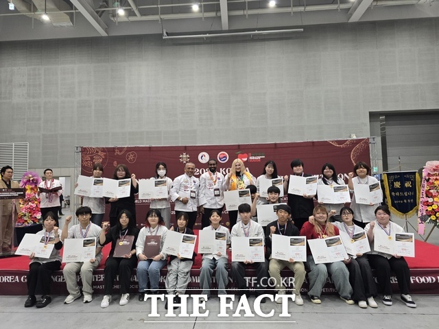 충남도립대 호텔조리제빵학과 학생들이 2025 대한민국 챌린지컵 국제요리 경연대회에서 다수의 장관상과 국회의원상 등을 수상한 후 기념촬영을 하고 있다. /충남도립대