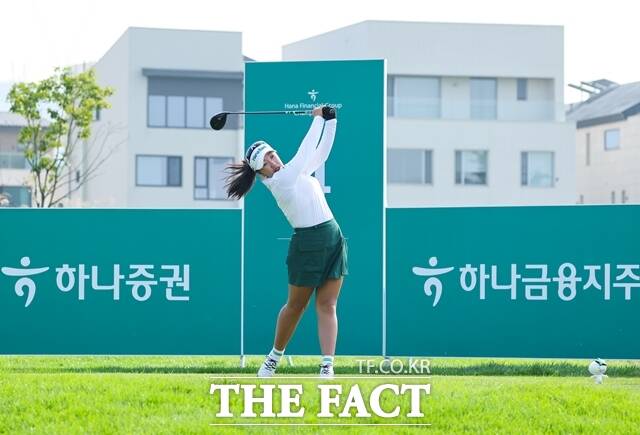 이효송이 프로 전향 후 소속사 대회인 지난해 하나금융그룹챔피언십에서 티샷을 하고 있는 모습/하나금융그룹