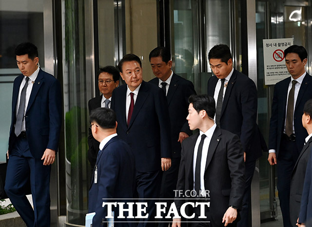 윤석열 전 대통령이 12일 서울 서초구 중앙지방법원에서 열린 내란 우두머리 혐의, 직권남용 권리행사방해 혐의 사건 3차 공판을 마치고 나오고 있다./사진공동취재단