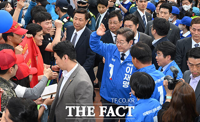 해병대 예비역연대와 인사하는 이재명 후보.