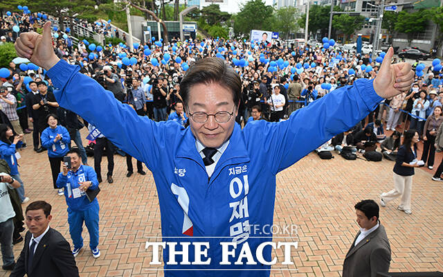 이재명 더불어민주당 대선 후보가 13일 오후 경북 포항시 포항시청 광장에서 유권자들에게 지지를 호소하고 있다. /포항=배정한 기자