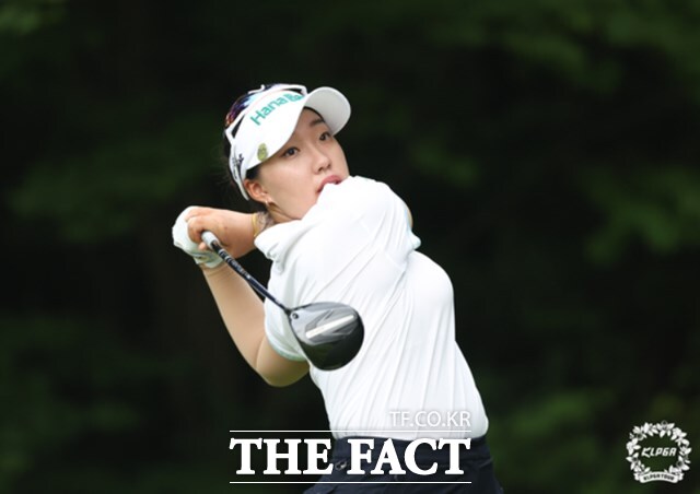 15세 255일 만에 일본의 최연소 프로전향 기록(17세 271일, 하타오카 나사) 마저 경신한 이효송./KLPGA
