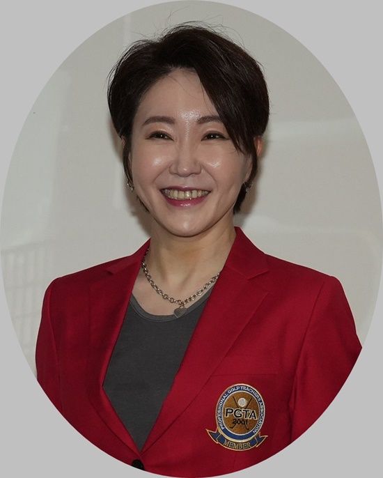 서울패밀리 여성보컬리스트로 활동하다 트롯가수로 변신한 신수아가 올해부터 PGTA 홍보분과위원장을 맡아 대 내외적인 알리기에 앞장서고 있다. /PGTA