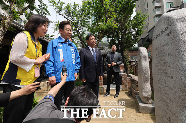 이재명 더불어민주당 대선 후보가 13일 오후 대구 중구 시인 이상화 고택을 방문해 해설사의 설명을 들으며 빼앗긴 들에도 봄은 오는가를 읽고 있다. /대구=배정한 기자