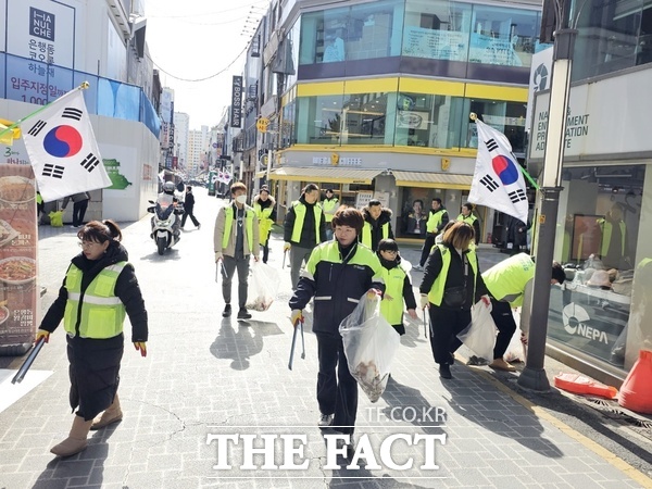 지난해부터 대전환경노동조합 노조 전 직원과 대전 지역민들이 함께 펼쳐온 환경상생 봉사활동 모습 /대전환경노동조합