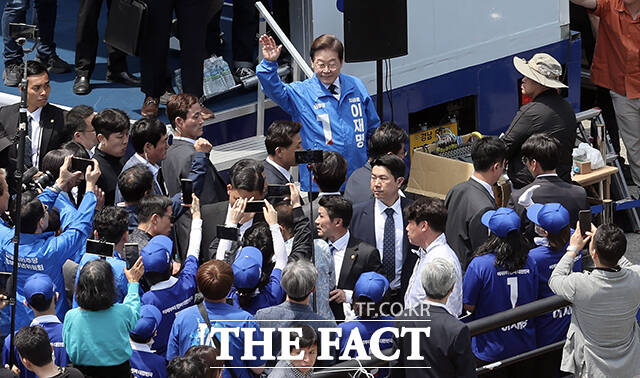 집중유세 마치고 이동하는 이재명 대선후보.