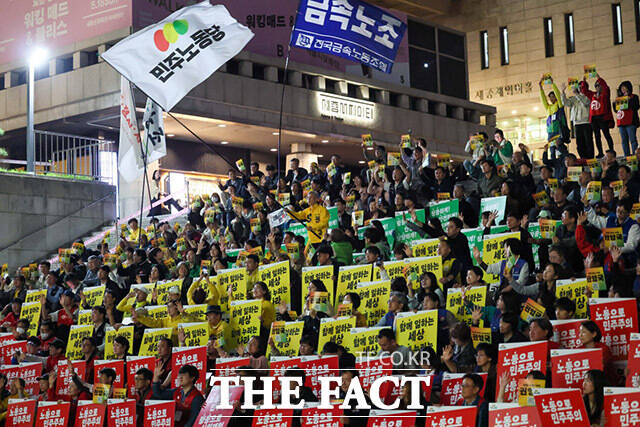 권영국 민주노동당 대선 후보가 12일 오후 서울 종로구 세종문화회관 앞에서 수도권 집중 유세 및 노동선거대책본부 발대식에서 새 당명이 새겨진 깃발을 흔들고 있다. /권영국 캠프