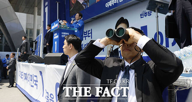 이재명 더불어민주당 대선후보가 13일 오전 경북 구미역광장에서 열린 집중유세에 참석한 가운데 경호원들이 주변을 살피고 있다. /구미=배정한 기자