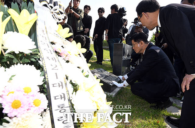 김문수 국민의힘 대선 후보가 대선 공식 선거운동 이틀째인 13일 오전 대구 동구 국립신암선열공원을 찾아 대구 3.8만세운동을 주도한 김용해 의사 묘역을 참배하고 있다. /대구=임영무 기자
