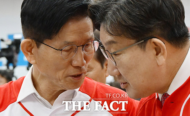 더불어민주당은 13일 윤석열 전 대통령 대선 캠프에서 활동했던 이영수 씨가 최근 김문수 국민의힘 대선 후보 캠프에 합류한 것과 관련해 여론 조작과 신천지 유착 의혹 국민 앞에 진실을 밝혀야 한다고 주장했다. /임영무 기자