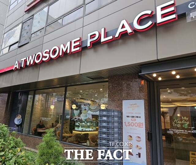 투썸플레이스가 프리미엄 디저트 브랜드로 입지를 굳혀가고 있지만 고가의 케이크와 과대 포장이 논란되고 있다. /더팩트DB
