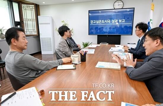 김동근 경기 의정부시장(맨 왼쪽)을 비롯한 의정부시 관계자들이 13일 시장실에서 ‘제10차 걷고 싶은 도시 전략회의’를 진행하고 있다./의정부시