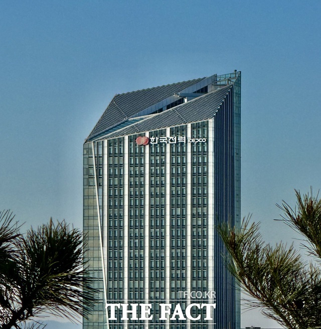 한국전력은 올해 1분기 결산 결과, 매출액 24조 2240억원, 영업비용 20조 4704억원, 영업이익 3조 7536억원을 기록했다고 13일 밝혔다. 한국전력공사 본사 전경./더팩트 DB