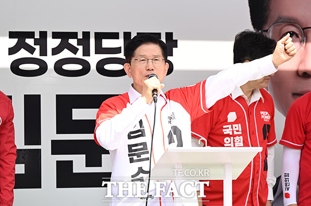 울산 남구 신정시장에서 지지 호소하는 김 후보.