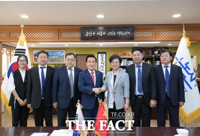 백성현 논산시장(왼쪽 4번째)이 12일 논산시청을 방문한 장춘앤 랑방시정부 부시장을 비롯한 랑방시 대표단을 맞이하고 있다. /논산시