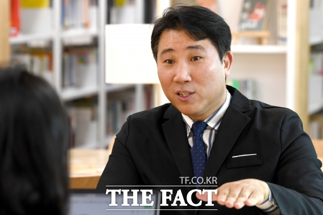 ﻿﻿김대선 교사는 비나 눈이 오지 않는 날에는 손으로 바퀴를 돌리는 장애인용 자전거인 핸드사이클로 출퇴근 한다. 2020년부터는 자전거 라이딩 동아리 사이클 동행반을 운영하고 있다. 동아리 회장을 맡고 있는 최정훈 군은 다리 힘으로도 오르기 힘든 언덕에 늘 포기하지 않고 도전하는 선생님 모습이 늘 인상적이다라며 서로 이해하고 배려하며 더불어 살아가야하는 세상임을 배운다고 말했다./서예원 기자