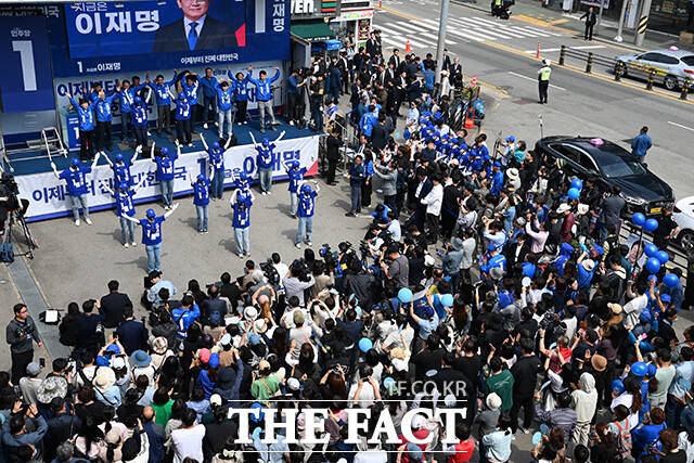 율동 선보이는 더불어민주당 선거운동원들.