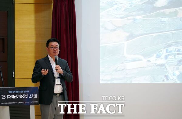 대전TP는 13일 대전컨벤션센터(DCC)에서 대전방산기업과 무기체계 간 기술 협력을 촉진하기 위한 ‘2025년 방산 혁신기술・장비 소개회’를 개최했다. 사진은 기업 장비 및 기술을 소개하고 있는 시버리솔루션즈 안경익 대표이사./대전TP