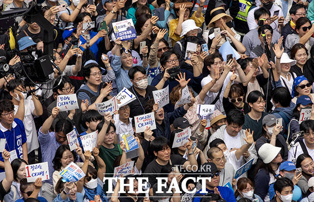 환호하는 지지자들.