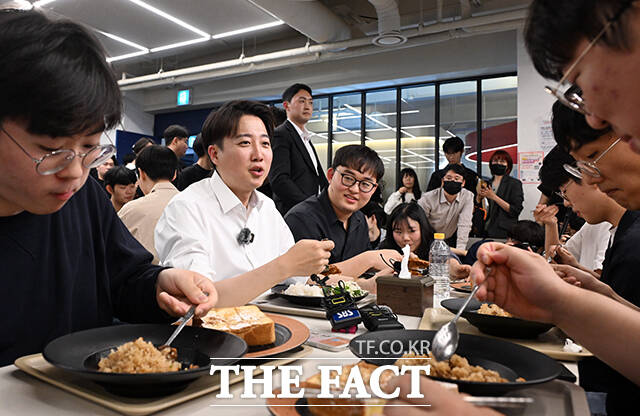 이준석 개혁신당 대선 후보가 13일 오전 대구 북구 경북대학교 학생식당을 찾아 식사중인 학생들과 대화를 나누고 있다. /임영무 기자