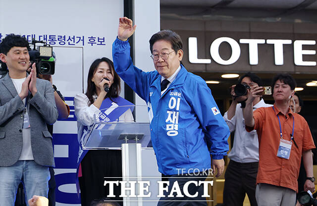 유세에 참석해 시민들에게 인사하고 있는 이 후보.