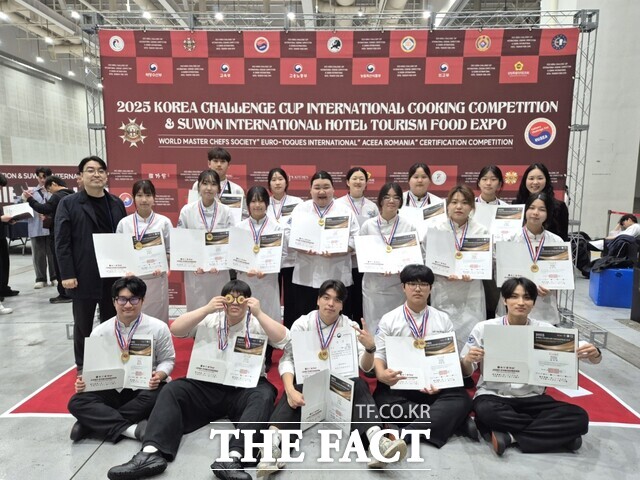 배재대학교 외식조리학과 학생들이 ‘2025 대한민국 챌린지 컵 국제 요리 경연대회’에서 대상 및 금상을 수상한 후 기념촬영을 하고 있다. /배재대