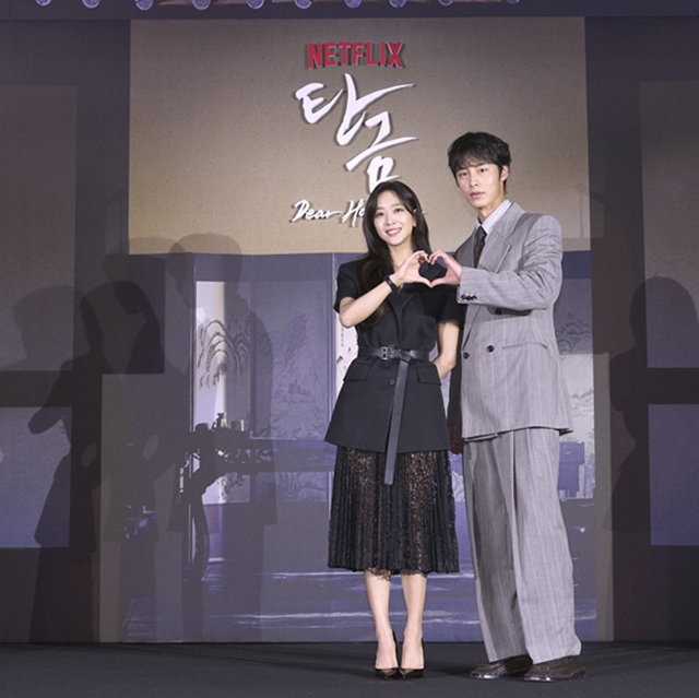배우 조보아(왼쪽)와 이재욱이 넷플릭스 탄금에서 미묘한 관계를 형성하며 서로를 경계하면서도 끌리는 로맨스 호흡을 보여줄 예정이다. /넷플릭스