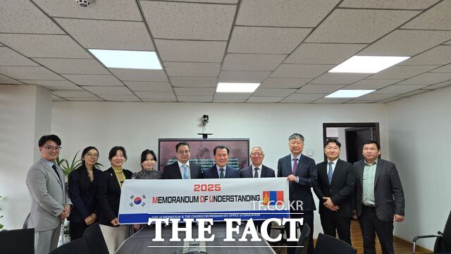 13일 몽골 울란바토르에서 김지철 충남교육감을 비롯한 관계자들이 몽골 교육총괄청과 ‘디지털 교육 교류협력을 위한 양해각서(MOU)’를 체결하고 있다. /충남도교육청