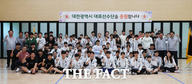 13일 설동호 대전시교육감이 대전체육중 훈련장을 방문해 학생선수들의 훈련 현장을 점검·격려하고 기념 촬영을 하고 있다. /대전시교육청