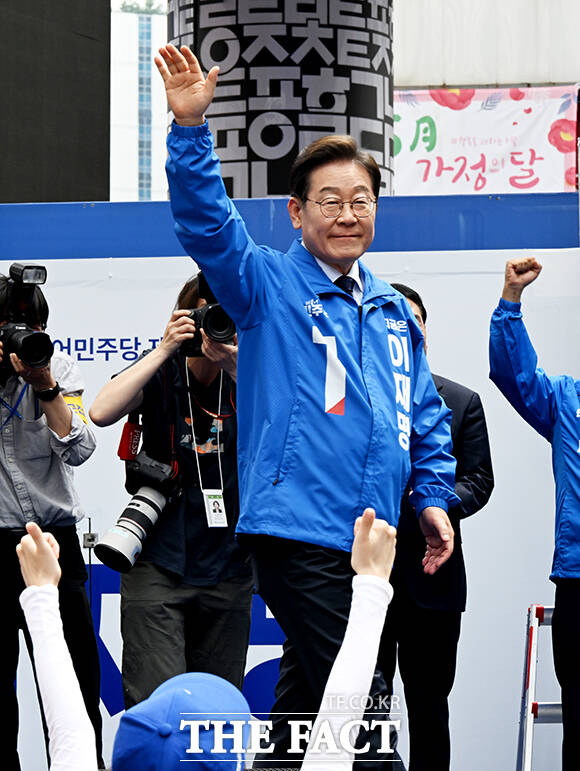 지지자들에게 인사하는 이재명 후보.