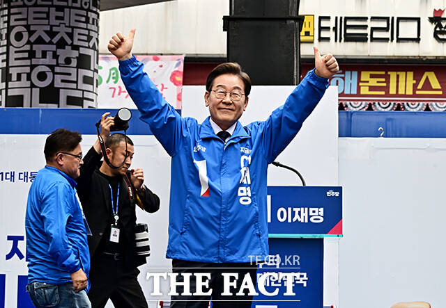 연설 마친 뒤 인사하는 이재명 후보.