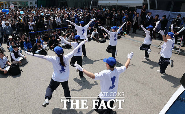 율동 선보이는 더불어민주당 선거운동원들.