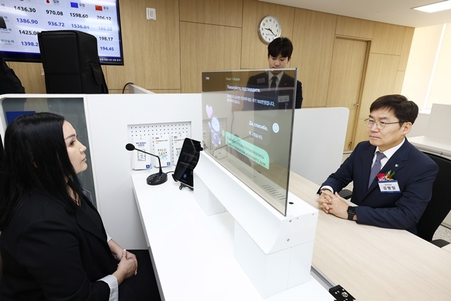 13일 경기도 안산시에 위치한 기업은행 안산외국인금융센터에서 김형일 IBK기업은행 전무이사(오른쪽)가 실시간 통번역서비스 시스템을 시연하고 있는 모습. /IBK기업은행