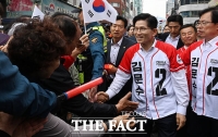  자갈치 시장 찾아 시민과 인사 나누는 김문수 후보 [포토]
