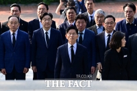 대구지역 의원들과 신암선열공원 참배하는 김문수 후보 [포토]