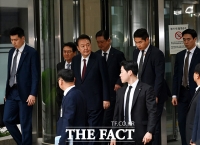  [현장FACT] 기자들 잡아끌고 밀치고... 尹 첫 공개 출석 현장 (영상)