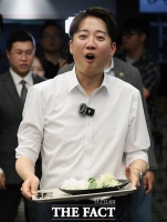  경북대 찾은 이준석 '오늘 점심은 돈가스' [포토]