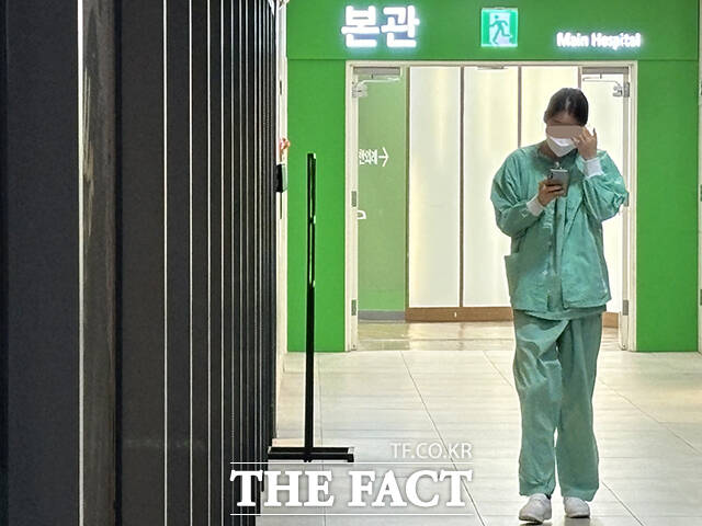 전공의들이 정부의 의대 증원 방침에 반발해 파업 하면서 병원에 남은 간호사들의 업무가 가중되고 있는 가운데 24일 서울의 한 대학병원에서 간호사들이 분주히 움직이고 있다. /서예원 기자