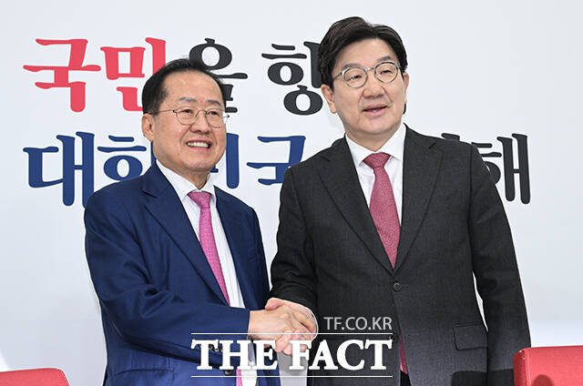 권성동(오른쪽) 국민의힘 원내대표가 14일 홍준표 전 대구시장을 향해 김문수 대선 후보와 함께 해주실 것을 간곡히 부탁드린다라고 했다. 사진은 지난달 14일 권 원내대표와 홍 전 시장이 국회에서 면담에 앞서 기념 촬영을 하는 모습. /박헌우 기자