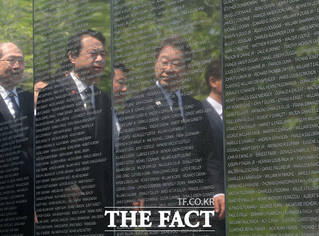 유엔군 전몰 장병 추모명비 둘러보는 이재명 후보.