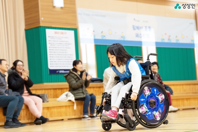 상상인그룹이 2021년부터 5년간 신체발달 프로젝트를 진행하며 휠체어 사용 아동·청소년들의 건강한 신체발달과 사회성 발달 등을 돕고 있다. 한 아동이 경기도 성남시에 소재한 야탑유스센터에서 휠체어 운동에 참여하고 있다. /상상인그룹
