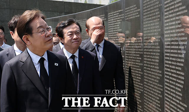 유엔군 전몰 장병 추모명비 둘러보는 이재명 후보.